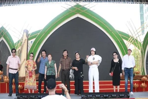 Sao cải lương thời vàng son đồng loạt xuất hiện trên phố đi bộ