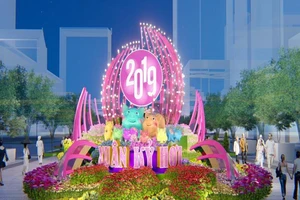 Cặp heo cao gần 3m trên đường hoa Nguyễn Huệ Tết 2019