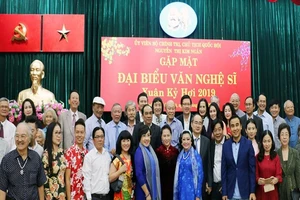 Chủ tịch Quốc hội Nguyễn Thị Kim Ngân gặp văn nghệ sĩ phía Nam