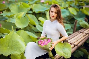 Sốt khỏa thân chụp bên hoa sen, ai đã tỏa sáng thật sự?