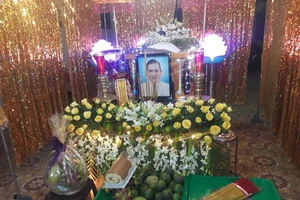 MC Thanh Bạch và các nghệ sĩ nghèo khóc tiễn đưa ông Bầu Xuân