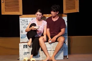 Mỹ Uyên bán vé số và quậy tưng sân khấu