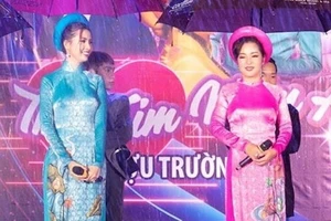 Hàng ngàn người lớn, trẻ nhỏ đội mưa xem Thúy Nga, Phan Thị Mơ