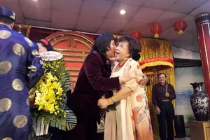 Làm giỗ tổ lớn, Minh Vương, Lệ Thủy công khai hôn nhau