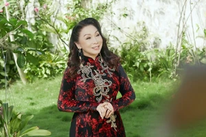 NSND Bạch Tuyết tuổi 74 trong ngôi biệt thự đầy hoa