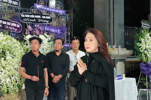 Bạch Tuyết, Lệ Thủy cùng đông đảo sao viếng NSND Huỳnh Nga