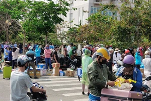 Tiếp tế đủ thứ cho người cách ly, người trong cuộc nói gì?