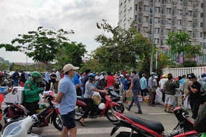 Ngưng nhận tiếp tế, cổng khu cách ly đầy ngập người, hàng 