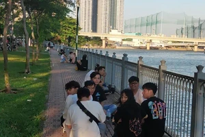 Cách ly toàn xã hội nhưng vẫn ra đường tụ tập không cần thiết