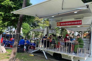 TP.HCM: Xe lưu động giúp người dân đăng ký tài khoản định danh