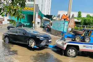 Giữa trưa nắng, xe chết máy, di chuyển khó vì nước ngập