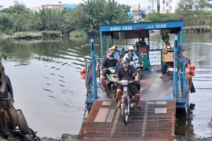 Chuyến đò ngang nguy hiểm từ TP.HCM qua Đồng Nai