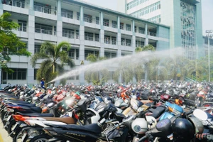 Trường Đại học Công nghiệp TP.HCM phun nước làm mát xe cho sinh viên