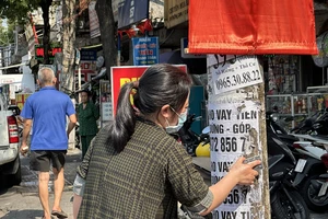 TP.HCM: Công an kêu gọi người dân dẹp nạn dán tờ rơi, quảng cáo trái phép