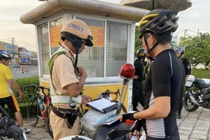 Chạy xe đạp lấn làn: Nguy hiểm!