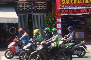 Tài xế xe công nghệ vừa chạy xe vừa xem điện thoại rất nguy hiểm