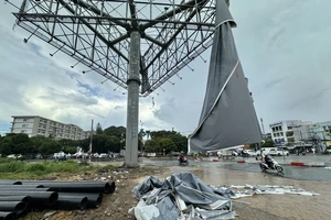 Bạt quảng cáo kích cỡ lớn ở ngã tư Bảy Hiền bị gió thổi bay xuống đường