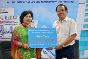 Bà Lê Thị Giàu trao tặng 50 triệu đồng cho cựu VĐV Lê Thị Huệ