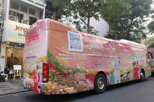 Dán quảng cáo kín xe, có vi phạm? 