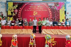 Trao quà tết cho hộ dân có hoàn cảnh khó khăn