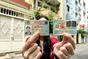 Vì sao phải lược bỏ vân tay trên thẻ căn cước và thu thập thêm mống mắt?