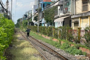Đi vào đường ray xe lửa để chụp ảnh có vi phạm pháp luật?