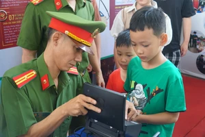 Triển khai cấp căn cước, tài khoản định danh điện tử tại nhà ga Metro số 1