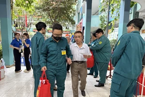 Trao 655 phần quà cho hộ dân có hoàn cảnh khó khăn