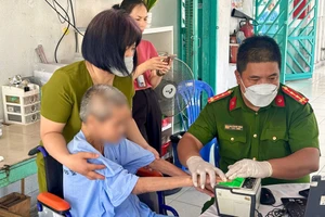 Công an phường cấp căn cước lưu động cho nhân khẩu đặc biệt