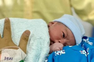 Mẹ người Việt Nam, cha người nước ngoài, con sinh ra sẽ mang quốc tịch nào?