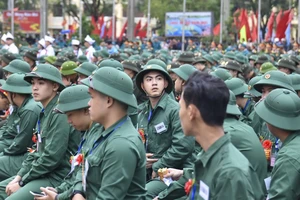 Con đi nghĩa vụ quân sự, bao lâu được nghỉ phép về thăm gia đình?