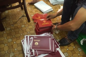 Sang Trung Quốc mua 20.000 phôi văn bằng giả về bán lại