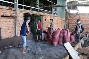 Cà phê trộn ruột pin để làm giả... tiêu hột? 