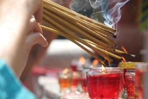 Thắp nhang: 1 cây hay cả bó mới thiêng? 