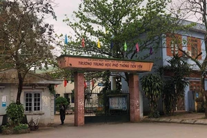 Hơn 500 học sinh nghỉ học phản ứng chuyển trường 