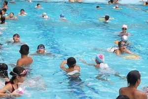 Cha dẫn con gái vào nhà vệ sinh nữ: Nên hay không?