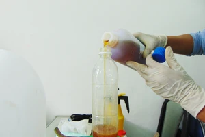 Làm 1.000 chai dung dịch rửa tay tặng dân nghèo 