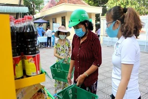 Có phiên chợ 0 đồng, bà con không phải 'cho gì nhận nấy'
