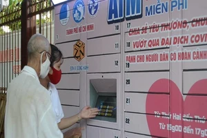 Người nghèo TP.HCM nức lòng với 'ATM thực phẩm' miễn phí 