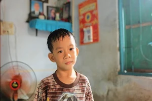 Gặp lại bé Phi Long trong bức ảnh 'Nụ hôn vĩnh biệt' 