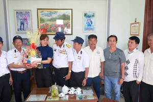 Tặng quà tết cho 14 gia đình thương binh, liệt sĩ Trường Sa 