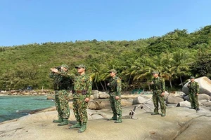 Cán bộ, chiến sĩ Biên phòng Hòn Sơn quan sát các phương tiện khai thác trên biển. Ảnh: TV (kiengiang.gov.vn)