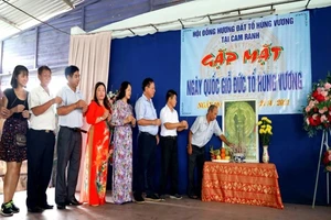 Dân Cam Ranh, Trường Sa dâng hương tưởng nhớ các vua Hùng 