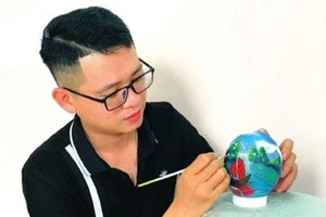 Thầy giáo “hóa” vỏ trứng đà điểu thành tác phẩm nghệ thuật