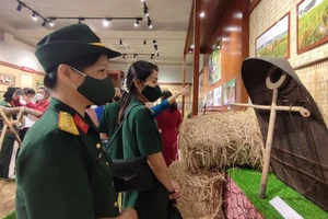 Chiêm ngưỡng chiếc áo mưa miền Nam xưa xài gần 20 năm không hỏng