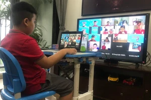 Bộ GD-ĐT: 45% học sinh bị mỏi mắt, đau cổ, ù tai… khi học trực tuyến 