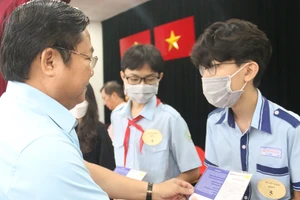 Trao 42 sổ tiết kiệm cho trẻ em mồ côi vì COVID-19