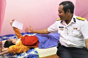 Thương binh Trường Sa tặng 25 phần quà cho nạn nhân chất độc da cam 