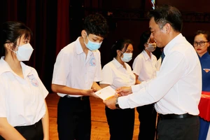 Bình Dương: Trao học bổng 1 tỉ đồng cho học sinh có hoàn cảnh khó khăn