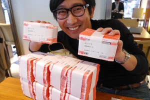 Chi 1 triệu yen mua vé số